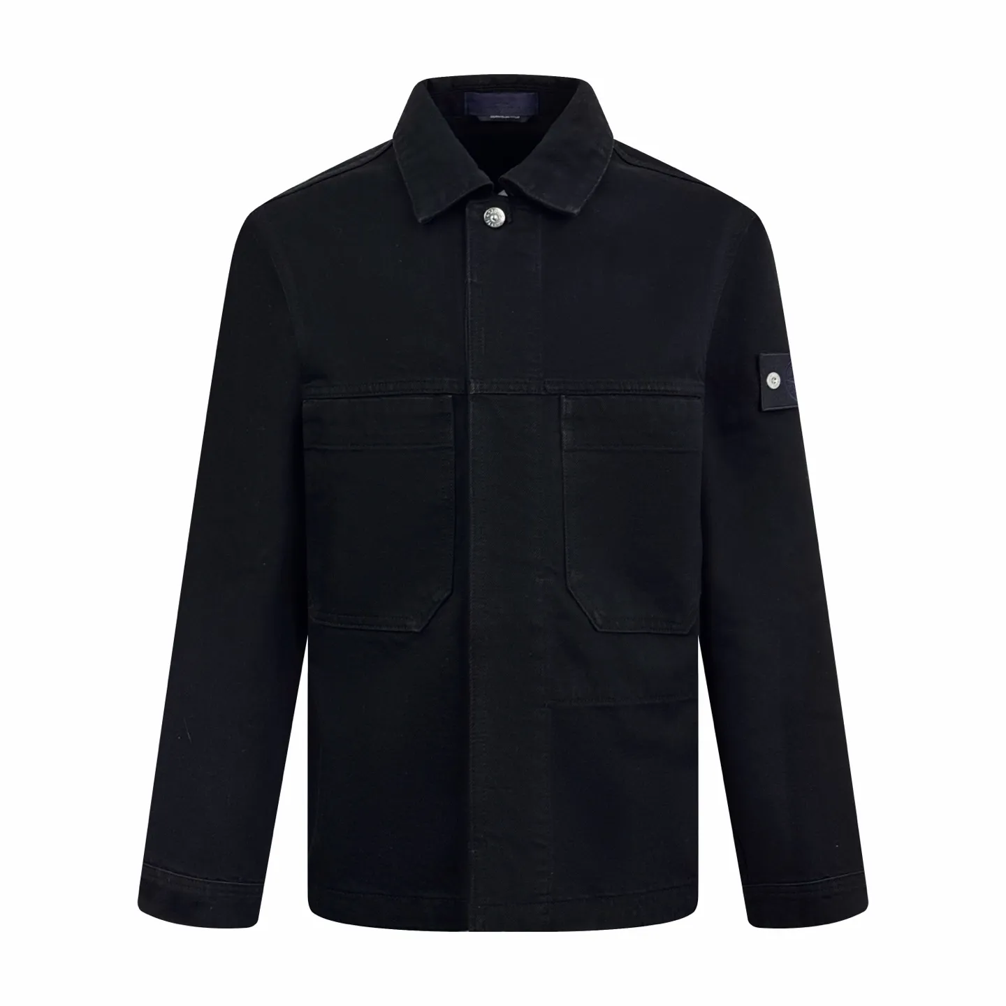 P500 Stonelsland emblem denim jacket. Customized high-density twill denim. Full texture. Comfortable and close to the skin. It is painted in classic retro black and is full of natural purity. The front breast pocket is cut into the front panel in a golden ratio. A pragmatic reconstruction of the ritual sense. The iconic Stonelsland emblem is embellished on the sleeves, like a unique medal, highlighting the brand's imprint. Simple lines outline a neat silhouette and outline a casual and free style. Workwear genes are infused with luxury DNA, simple charm and versatile charm. Process 1: Use imported machine embroidery technology and use advanced computer control systems and precision mechanical components to realize Stonesland badge embroidery operations with high precision and smooth and delicate lines. Process 2: The entire garment is washed with Zhongxiao. Use a special solution to remove stains and slight fading, and then wash with snowflakes. Use a strong washing method to fade the color to make the color more uniform. Process 3: The entire garment is stitched using a buried clamp machine. The embedded clamp machine can control the distance between the two needles by changing the needle position to achieve seamless splicing, smooth and tidy. Accessories: customized 1:1 Stonelsland I-shaped buckle, customized 1:1 Stonelsland embroidery label, customized 1:1 Stonelsland resin button, customized 1:1 Stonelsland four-button button, customized 1:1 Stonelsland trademark Version: Loose version Size: S M L XL Style number: BB747